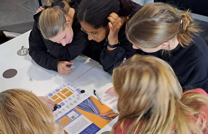 Leerlingen-bij-leskofferVO Leerlingen aan het werk met de leskoffer VO